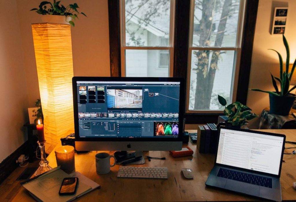 Desk set up (by Theo from Pexels)